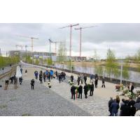  7264  Kranzniederlegung beim Bahnsteig 2, von dem aus die Deportierten in die Züge stiegen.  | Lohseplatz - Lohsepark, Gedenkstätte Hamburger Hafencity.